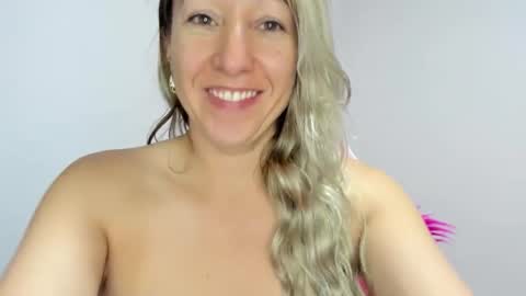 hottychrystal online show from November 2025 01:21:02 PM