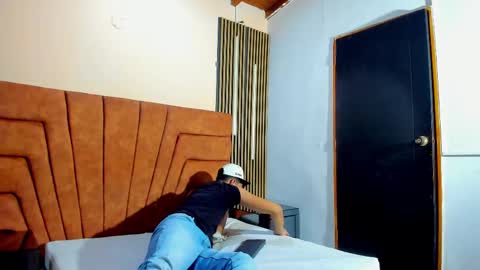 howar_01 online show from October 2025 09:19:02 PM