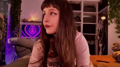 Snapshot of hugme_ chatting on March 2026 12:32:01 PM Mika online show from March 2026 12:32:01 PM