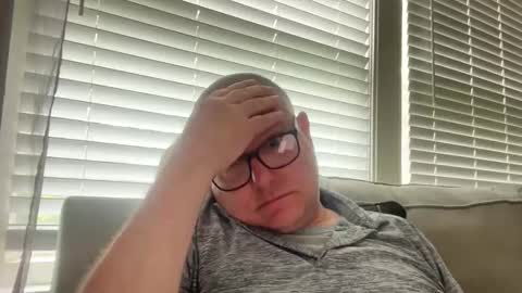 Snapshot of hungron9 chatting on April 2026 04:08:01 PM AARON online show from April 2026 04:08:01 PM