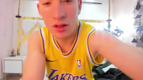 hunterheat_ online show from November 2025 12:28:02 PM