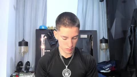 Snapshot of hunterheat_ chatting on April 2026 01:27:02 PM hunterheat_ online show from April 2026 01:27:02 PM