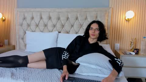 hxxyro online show from February 2026 06:58:02 PM