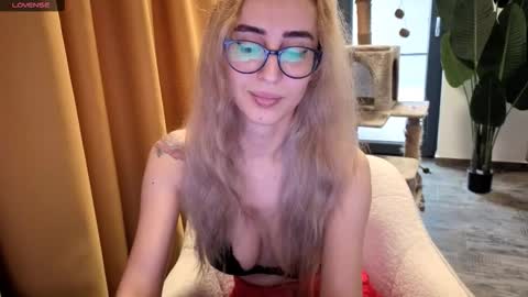 Snapshot of hypefoxxx chatting on September 2025 07:10:02 AM Emma Ava online show from September 2025 07:10:02 AM