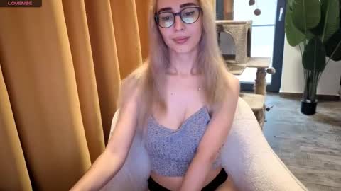 Snapshot of hypefoxxx chatting on September 2025 06:51:01 AM Emma Ava online show from September 2025 06:51:01 AM