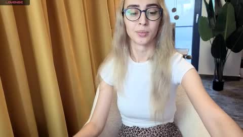 Snapshot of hypefoxxx chatting on October 2025 06:56:01 AM Emma Ava online show from October 2025 06:56:01 AM