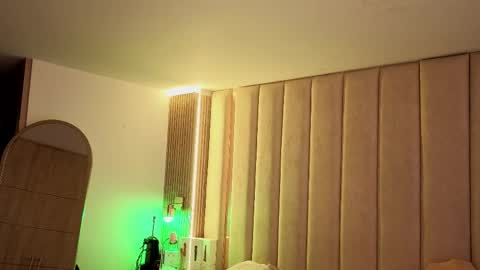 Snapshot of iamnyxy_ chatting on April 2026 11:33:01 AM Nyxy online show from April 2026 11:33:01 AM