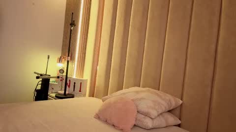 Snapshot of iamnyxy_ chatting on April 2026 11:33:02 AM Nyxy online show from April 2026 11:33:02 AM