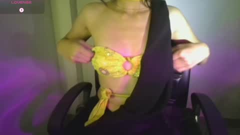 Snapshot of iamsweethoney chatting on November 2025 06:33:02 PM hainnahh online show from November 2025 06:33:02 PM