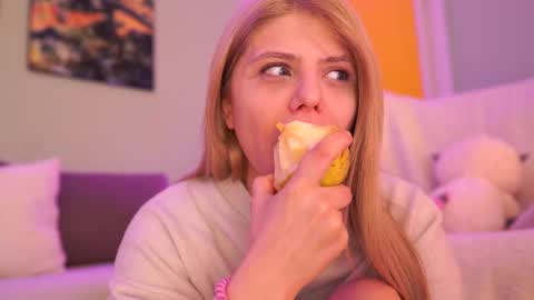 Snapshot of idontlikeguccibelts chatting on February 2025 07:40:02 PM Little Flower online show from February 2025 07:40:02 PM