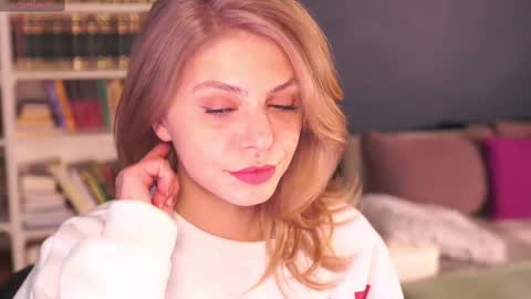 Snapshot of idontlikeguccibelts chatting on October 2025 04:50:01 PM Little Flower online show from October 2025 04:50:01 PM