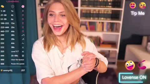 Snapshot of idontlikeguccibelts chatting on October 2025 03:24:01 PM Little Flower online show from October 2025 03:24:01 PM