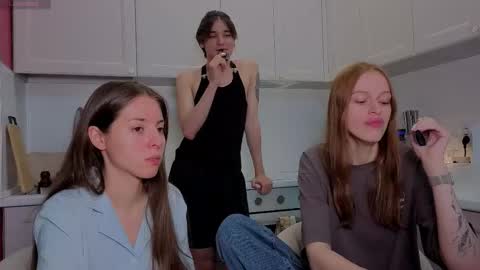 Julia and Mira online show from December 2025 10:00:02 AM