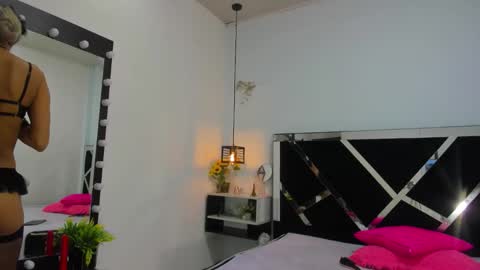 Isabella online show from September 2025 01:37:01 PM