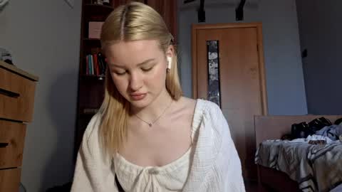 Snapshot of ilianamessersmith chatting on April 2026 06:11:01 AM ShyLuna online show from April 2026 06:11:01 AM