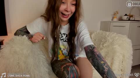 Snapshot of ilxil chatting on December 2025 01:02:01 AM Li online show from December 2025 01:02:01 AM