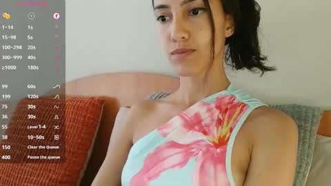 Laroa online show from November 2025 10:59:02 PM