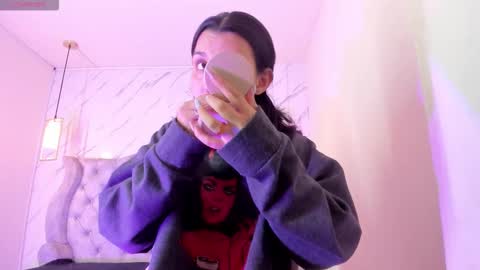 iris_77 online show from September 2025 06:35:01 PM