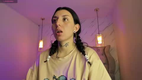 iris_77 online show from December 2025 05:51:02 PM