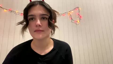 irisss31 online show from December 2024 05:02:01 PM