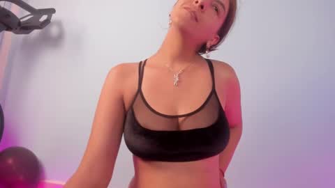 Snapshot of isa_kis_1 chatting on March 2025 06:32:01 PM Isabella online show from March 2025 06:32:01 PM