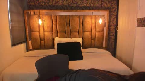 Snapshot of isa_thompson__ chatting on December 2025 11:52:01 AM I S A online show from December 2025 11:52:01 AM