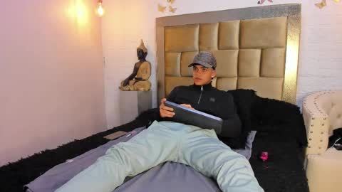 Isaac  online show from November 2025 12:22:02 PM