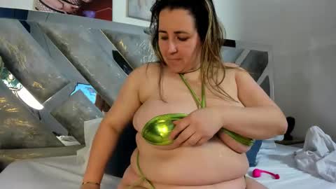 Snapshot of isabela_parkerr chatting on January 2026 05:22:01 AM Mommy Isa online show from January 2026 05:22:01 AM