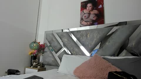 Snapshot of isabela_parkerr chatting on February 2026 03:33:01 AM Mommy Isa online show from February 2026 03:33:01 AM