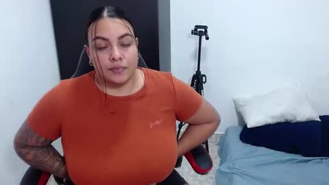 Snapshot of isabella_hots chatting on December 2024 09:06:02 PM estefania online show from December 2024 09:06:02 PM