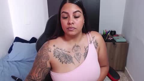 Snapshot of isabella_hots chatting on January 2025 04:04:02 PM estefania online show from January 2025 04:04:02 PM