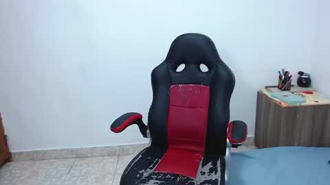 Snapshot of isabella_hots chatting on February 2025 09:43:02 AM estefania online show from February 2025 09:43:02 AM