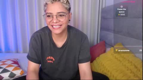 Isabella Mout  online show from November 2025 08:30:01 PM