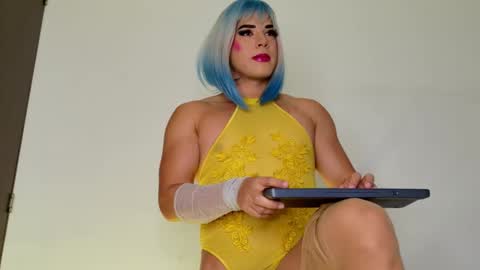 Isabella Hilton online show from November 2025 09:05:02 PM