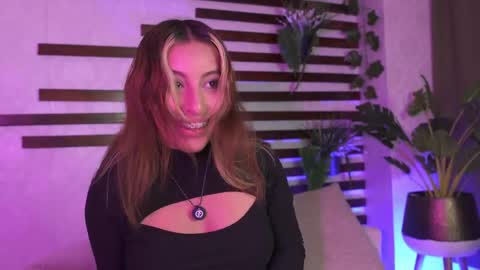 Snapshot of isamoon_ chatting on April 2026 01:14:02 PM Isa online show from April 2026 01:14:02 PM