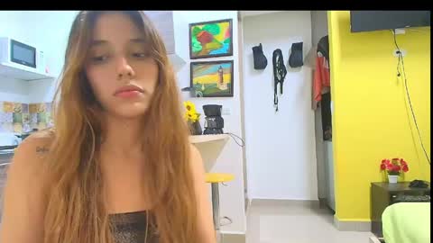 Snapshot of isis_pink chatting on June 2026 02:01:02 AM Alaya online show from June 2026 02:01:02 AM