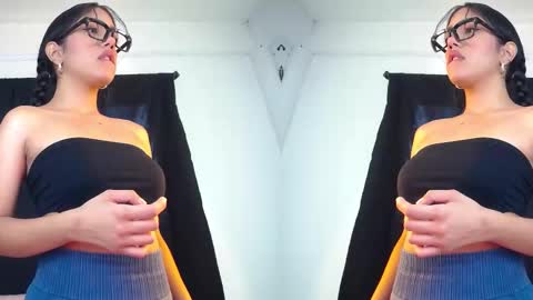 isis_valen online show from December 2025 12:36:02 PM