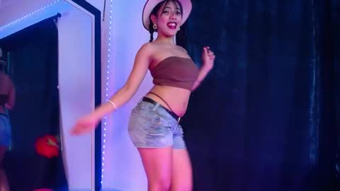 isis_valen online show from December 2025 12:22:01 PM