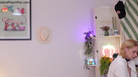 Snapshot of island_peach chatting on March 2026 09:08:01 PM Lou Peaches online show from March 2026 09:08:01 PM