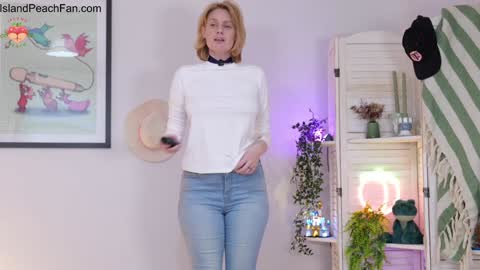 Snapshot of island_peach chatting on March 2026 03:15:01 PM Lou Peaches online show from March 2026 03:15:01 PM