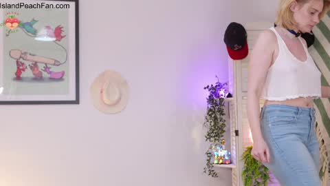 Snapshot of island_peach chatting on March 2026 03:23:02 PM Lou Peaches online show from March 2026 03:23:02 PM