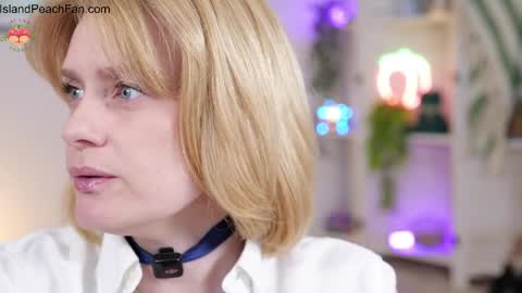 Snapshot of island_peach chatting on April 2026 02:04:02 PM Lou Peaches online show from April 2026 02:04:02 PM