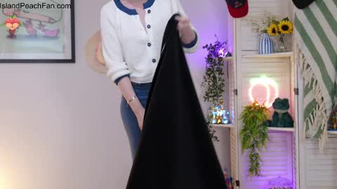 Snapshot of island_peach chatting on April 2026 02:03:02 PM Lou Peaches online show from April 2026 02:03:02 PM