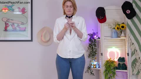 Snapshot of island_peach chatting on April 2026 02:14:02 PM Lou Peaches online show from April 2026 02:14:02 PM