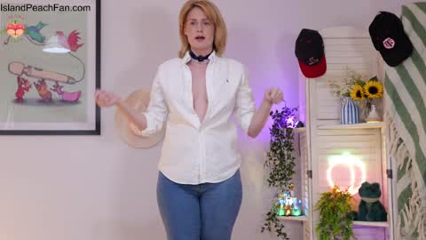 Snapshot of island_peach chatting on April 2026 08:14:01 PM Lou Peaches online show from April 2026 08:14:01 PM