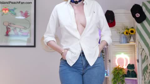 Snapshot of island_peach chatting on April 2026 02:11:01 PM Lou Peaches online show from April 2026 02:11:01 PM