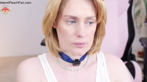 Snapshot of island_peach chatting on April 2026 09:48:02 AM Lou Peaches online show from April 2026 09:48:02 AM