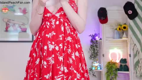 Snapshot of island_peach chatting on April 2026 02:10:01 PM Lou Peaches online show from April 2026 02:10:01 PM