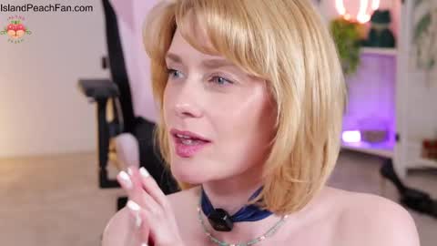 Snapshot of island_peach chatting on April 2026 08:09:02 PM Lou Peaches online show from April 2026 08:09:02 PM