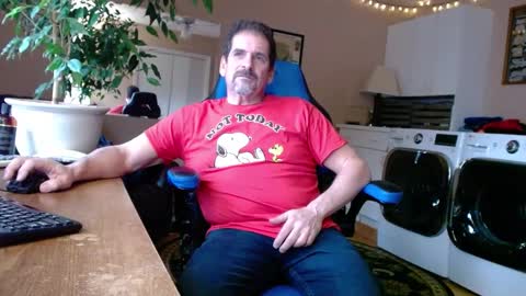 Snapshot of islandguy70 chatting on December 2024 09:19:01 PM Jim online show from December 2024 09:19:01 PM